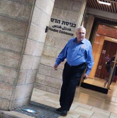 למרות הביקורת: נתן אשל מעורב במו"מ הקואליציוני
