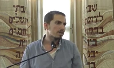 צפו: בנו של הרב מרדכי שטרנברג סופד לאביו
