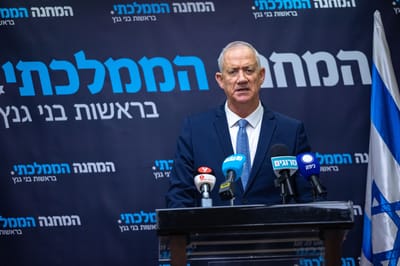 גנץ: נתניהו באנגלית לא חסר אחריות כמו בעברית