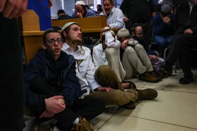 בדמעות: התלמידים נפרדים מהרב דרוקמן | צפו בתיעוד