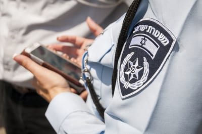 צעיר אוטיסט הוכה קשות באוטובוס על ידי זר
