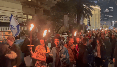 צפו|עם לפידים:מפגינים נגד הממשלה צועדים בתל אביב