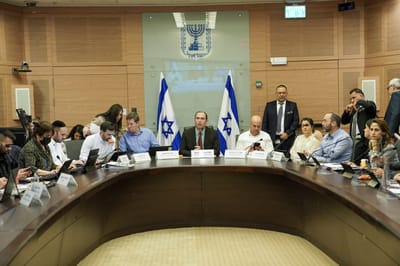 ועדת חוקה.