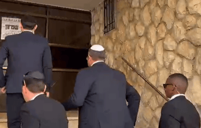 צפו: איתמר בן גביר הגיע לביתו של אריה דרעי