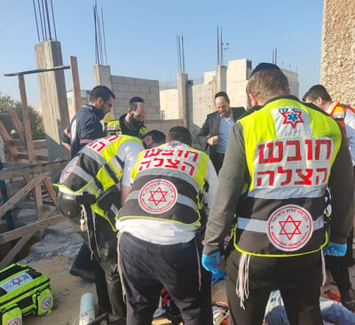 פועל נהרג מפגיעת חפץ כבד באתר בנייה בבני ברק