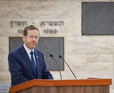 צפו: הרצוג מתפלל במליאת הפרלמנט האירופי