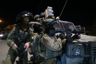 שלושה פלסטינים נעצרו לאחר שהשליכו מטען לעבר מוצב צה"לי. צפו