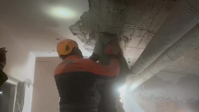 צפו: חילוץ נוסף של צעיר מתוך ההריסות בטורקיה