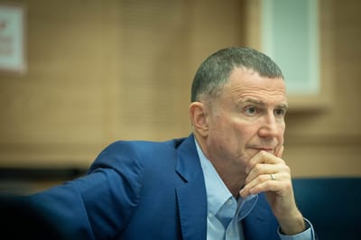 אדלשטיין עוקץ את בכירי הליכוד: 'צעד ראשון בשמאל'