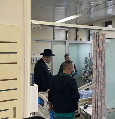 הרב לאו ביקר את אביהם של הילדים שנרצחו בפיגוע