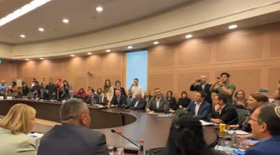 צפו: לפני ההצבעה – חברי האופוזיציה פצחו בשירה