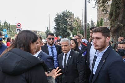 לפיד בהפגנה: "שלא ידברו איתנו על אחדות"