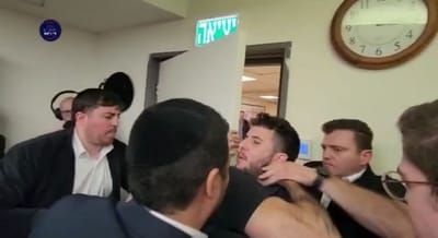 תיעוד: מפגינים התפרצו לדבריו של דרעי והוצאו בכוח