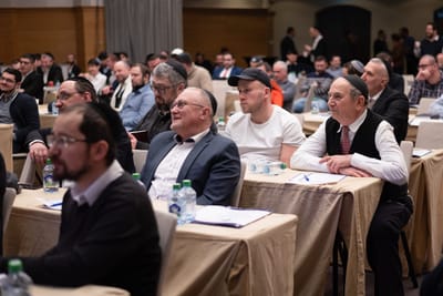 בכיכר האדומה: אוליגרכים ובני ישיבות למדו תורה