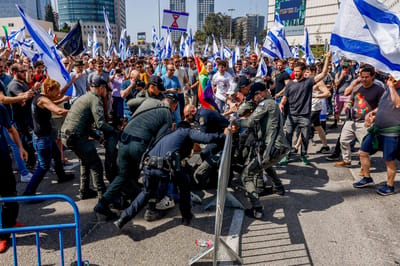 כתב אישום: 5 שוטרים השליכו רימוני הלם בהפגנה
