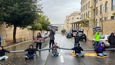 מפגינים קשרו את עצמם וחסמו את משרדי הממשלה