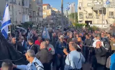 צפו: עימות פיזי בין שוטרים למפגינים בבני ברק