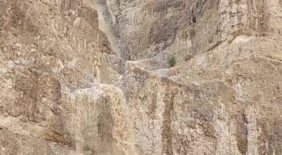 מרהיב: מפל עיט שוצף; נחל קומראן בשיטפון