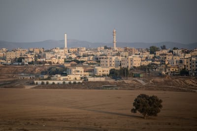 לבד, בלילה, ליד רהט: ביקשו שאנשק להם את הרגליים