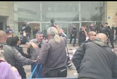 ב-30 שניות: כך סולקו המפגינים מתחנת המשטרה