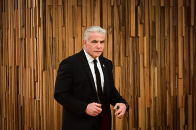 לפיד עושה סיבוב פרסה: "לא לפוצץ תפילות"