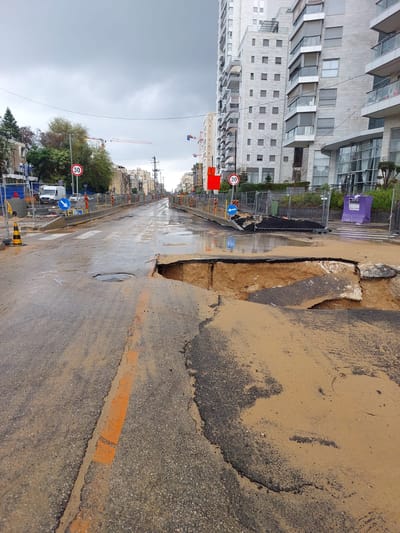 זהירות: בולען ענק נפער באמצע הרחוב בחולון