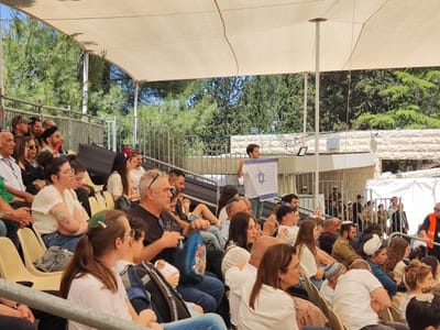 בזמן נאום נתניהו: מפגין הרים שלט מחאה