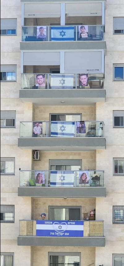 מרגש: בניין שלם בשדרות לזכר האחים שנרצחו | צפו