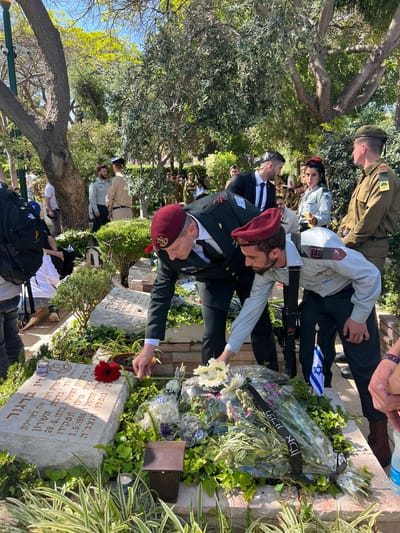 צפו: מפקדי צה"ל באזכרות בבתי העלמין הצבאיים