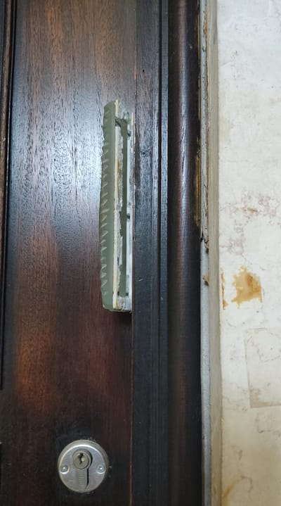 מזוזות נתלשו מעשרות בתים בשכונת טלביה היוקרתית
