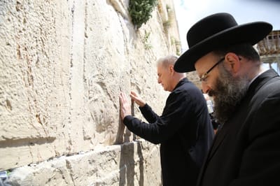 בכיר אמריקאי הגיע לכותל: "הקשר עם ישראל לא ינתק"