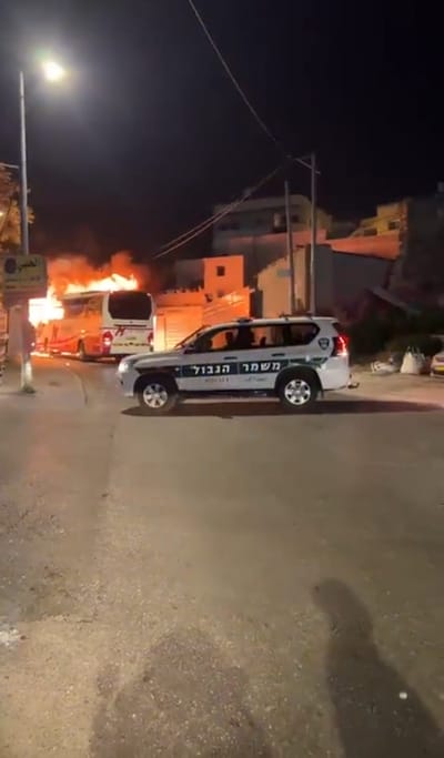 בקת"ב נזרק על ידי פורעים בעיסאוויה והצית אוטובוס