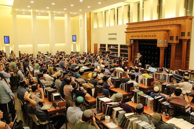 העיתונאי החילוני יוצא להגנת הישיבה בתל אביב