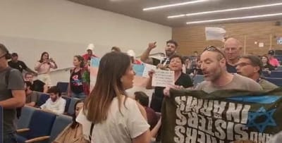 חופש ביטוי? שמחה רוטמן התקבל באלימות בת"א. צפו