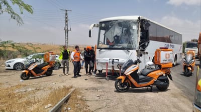 משאית פגעה באוטובוס ביד מרדכי, 27 פצועים במקום