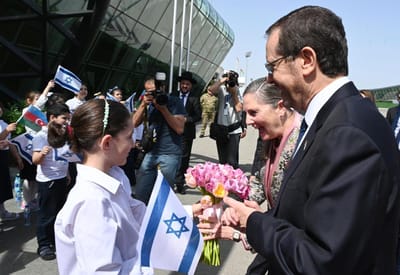 קבלת פנים מרגשת: הרצוג נחת באזרבייג'ן