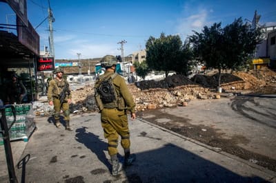 חייל נפצע בפיגוע ירי; צה"ל: האב ובנו נפצעו מאש חיילינו