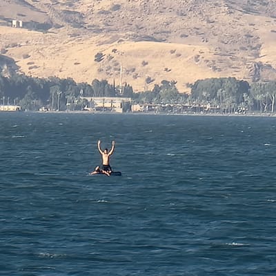 שני צעירים נסחפו ולא מצליחים לחזור לחוף. צפו בתיעוד