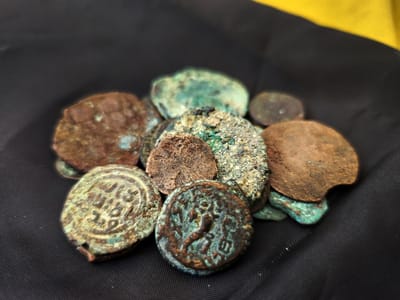 עשרות מטבעות עתיקים נתפסו במזרח ירושלים