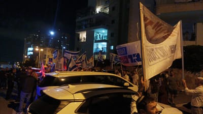 זו ההפתעה שקיבלו מפגיני השמאל מול ביתו של קלנר