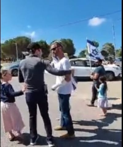 צפו: פצוע הפיגוע חזר לביתו והתקבל בשירה וריקודים