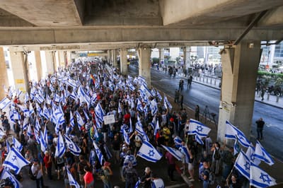 אלפי מפגינים בנתב"ג: חשודים נעצרו והועברו לחקירה