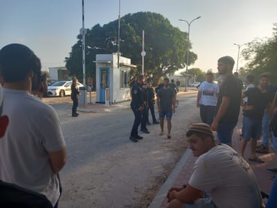 מפגיני השמאל חסמו, המשטרה פינתה פעילי ימין