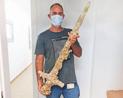 800 שנה אחורה? החרב שהתגלתה בחוף הכרמל