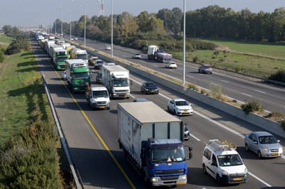 נעצרו שני תושבי חורה שבזזו את המשאית בכביש 6