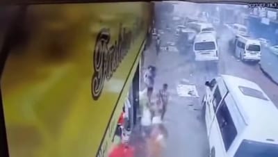 תיעוד משוגע: פיצוץ צינור גז באמצע רחוב בדרום אפריקה