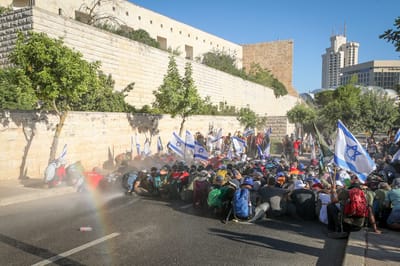 לפני ההצבעה: מפגינים חסמו את הגישה לכנסת