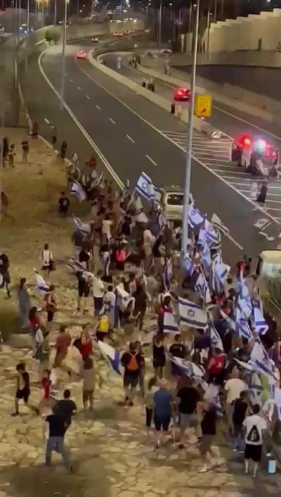 מפגינים ניפצו שמשת רכב בי-ם; אירוע דריסה בכפ"ס