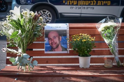 היום שאחרי: פרחים ונרות במקום הפיגוע בת"א
