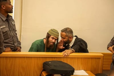 ירד עם עורך דינו בבית המשפט המחוזי (איתמר כרמון)